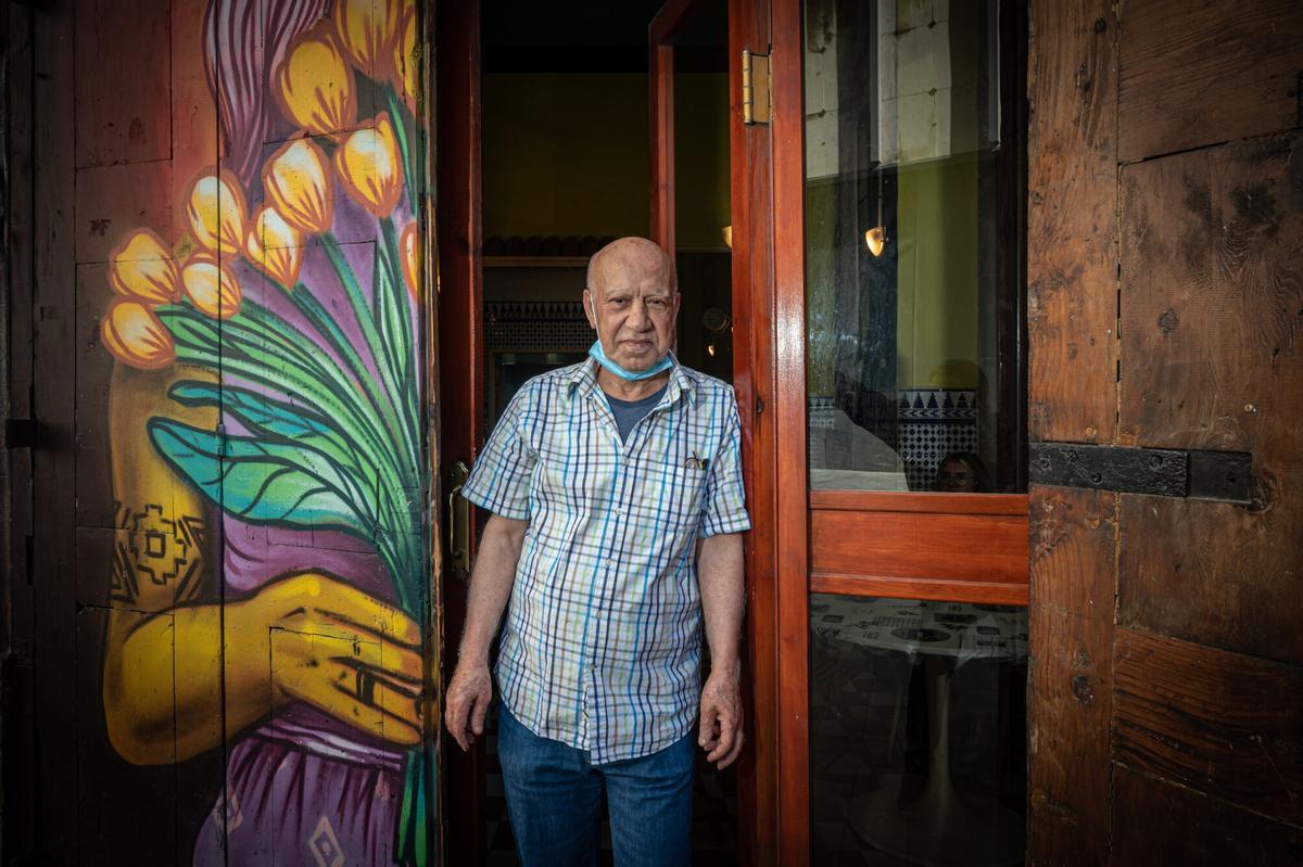 Barcelona 14/10/21 Barcelona. Salem Kahbbaz, en el restaurante El Cuiner de Damasc, que ha reabierto tras anunciar su cierre y estar un mes y una semana cerrado. PERSONA: SALEM KAHBBAZ. AUTOR: MANU MITRU