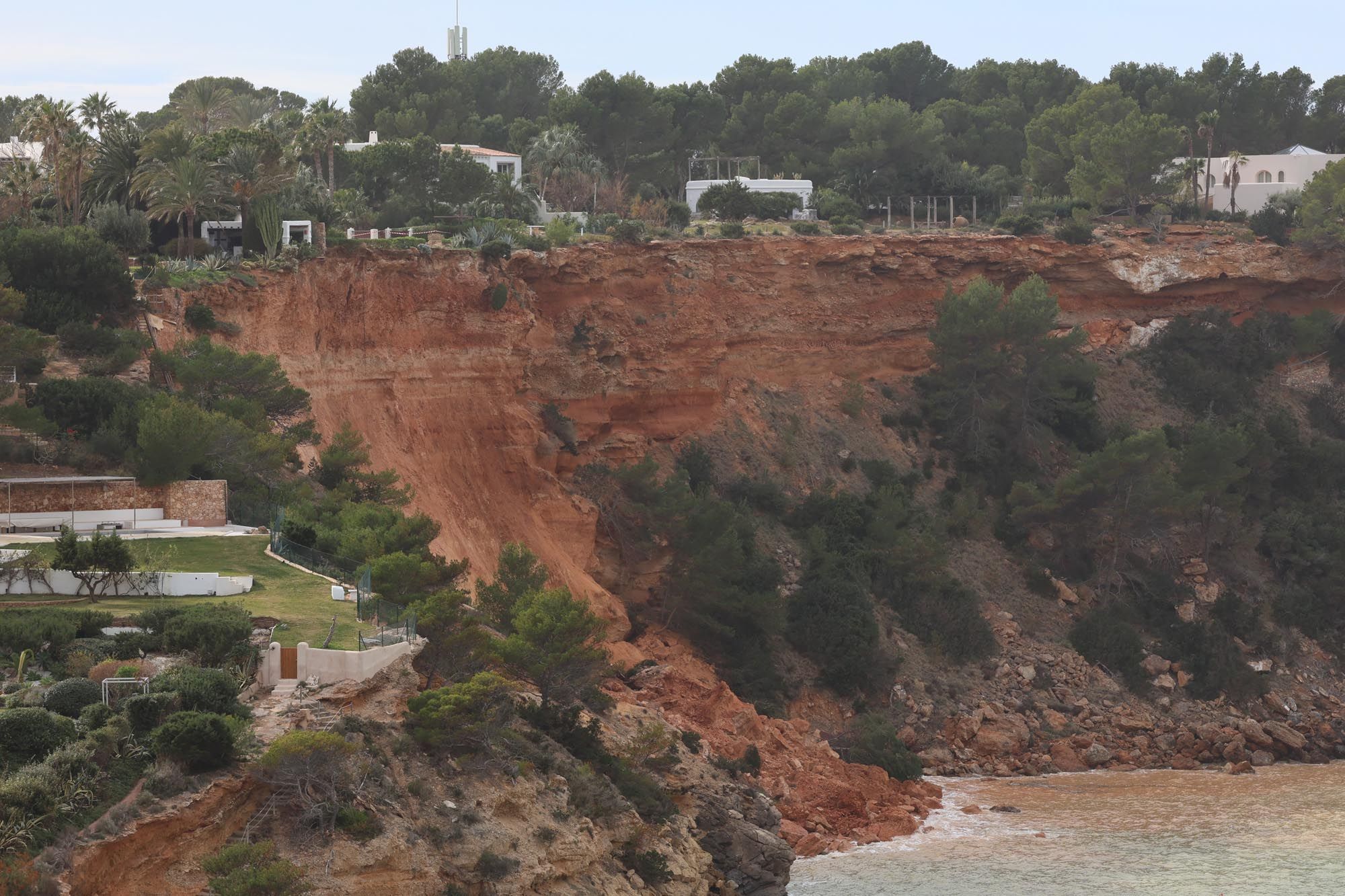 Imágenes del derrumbe en un acantilado en Porroig