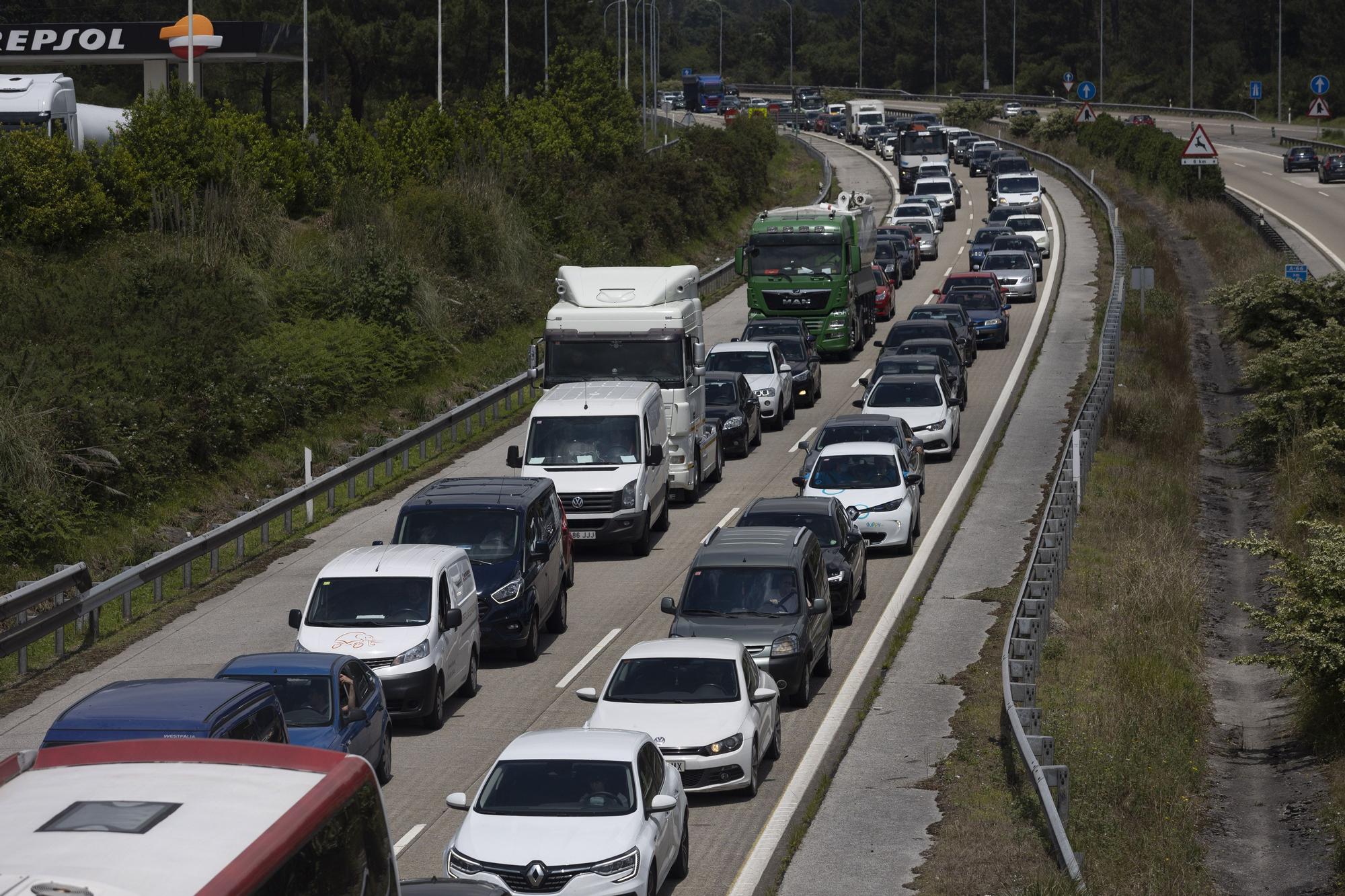 La autopista "Y", de nuevo convertida en una ratonera con un monumental atasco