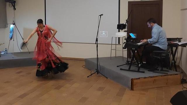 "Pinceladas musicales", arte en directo en Caso |