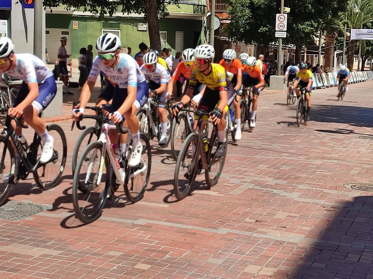 Ciclistas en la carrera de Cocentaina, el pasado fin de semana.