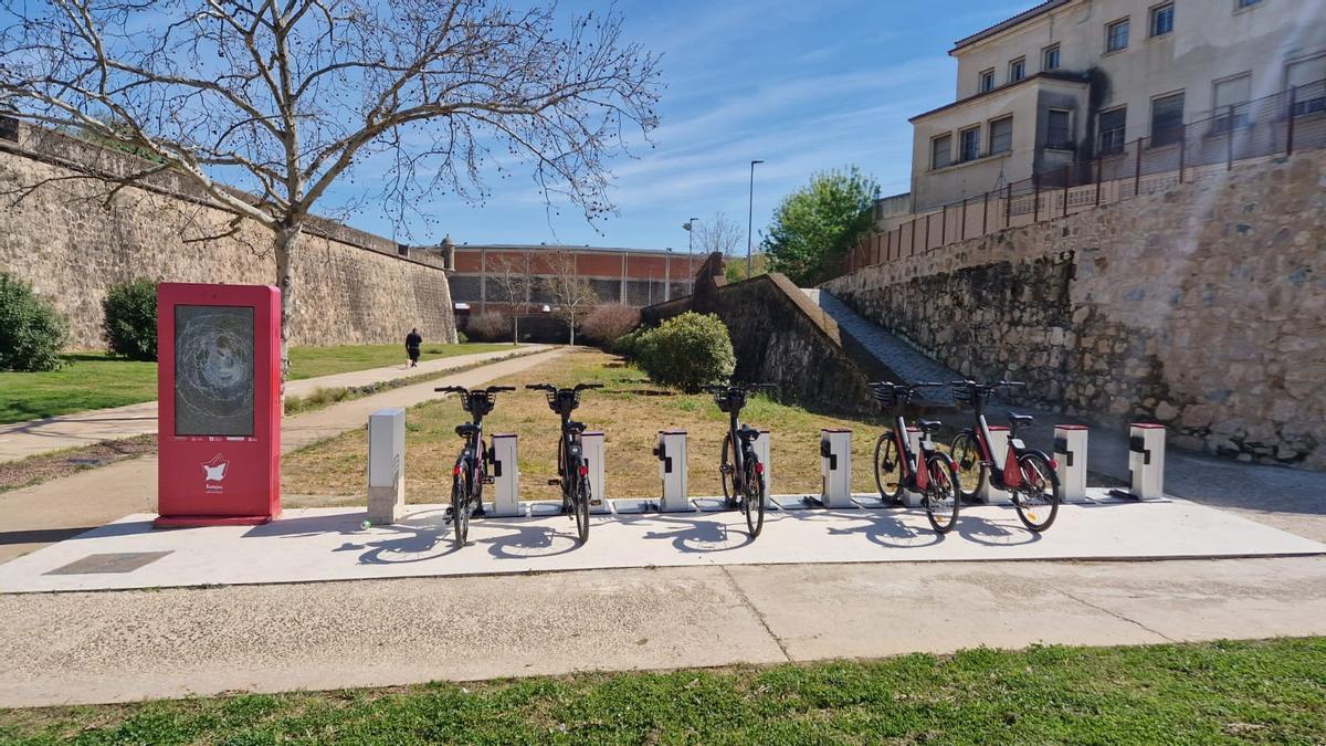Panel informativo dañado, junto al sistema de bicicletas, en el corredor verde de Badajoz.