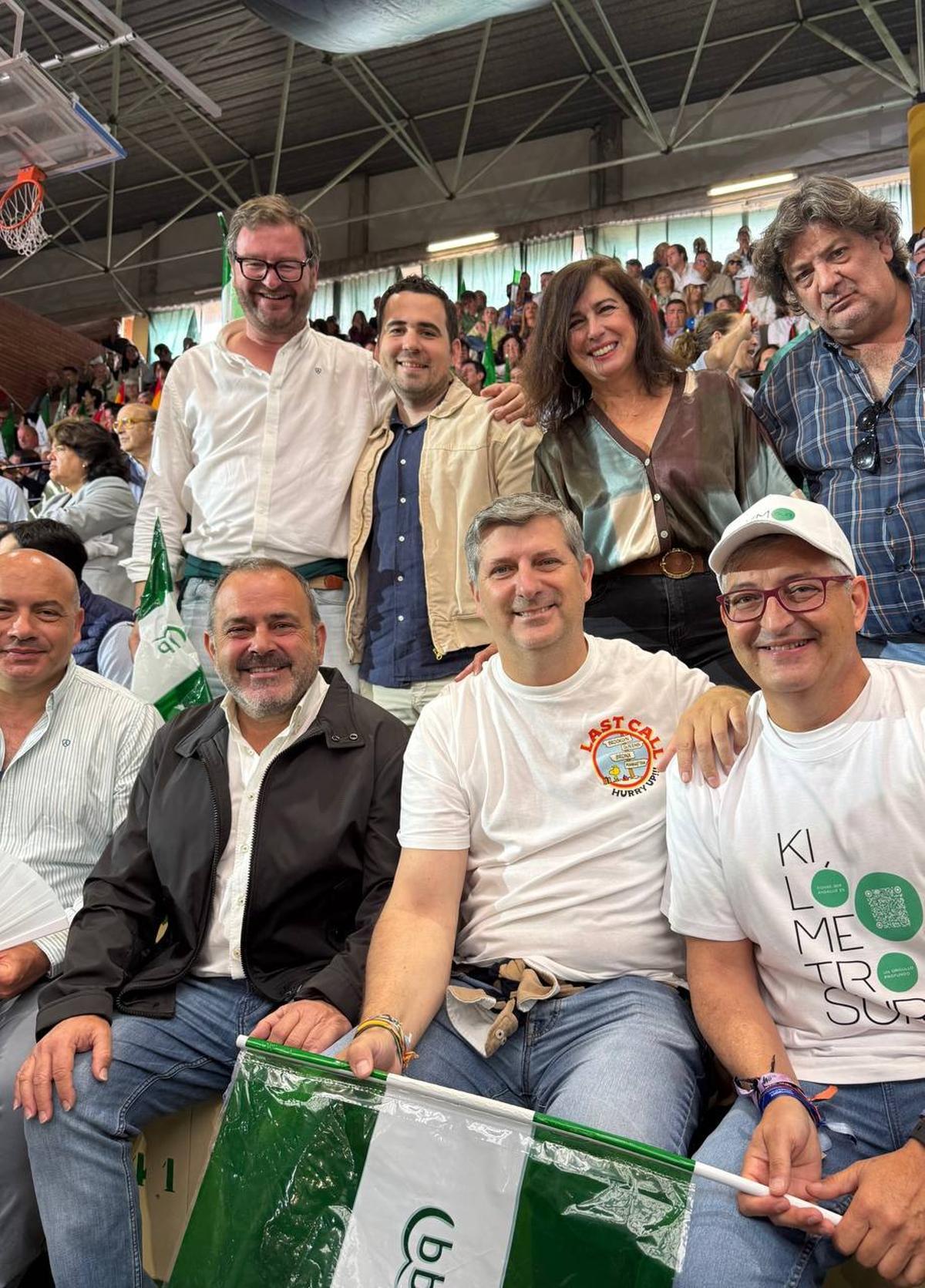 Parte de la delegación cordobesa del PP que ha viajado a Málaga para apoyar a Juanma Moreno.