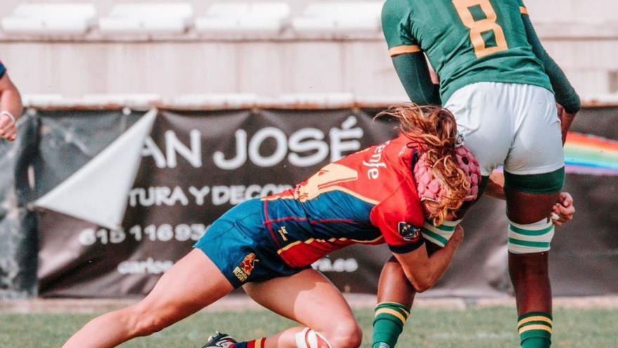 Clara Piquero haciendo un placaje en un partido de la selección. |