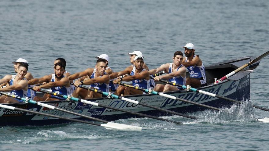 Tirán, en pleno esfuerzo, durante la regata de La Concha de 2016. // J.M. López/Diario Vasco