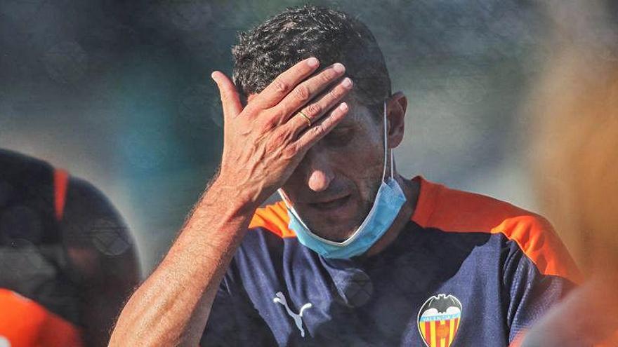 Javi Gracia, durante un entrenamiento en Paterna.