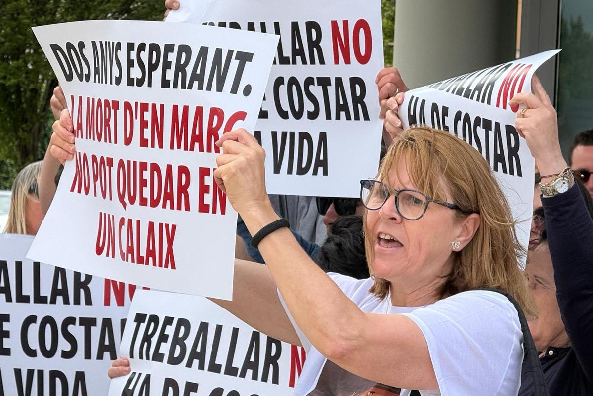 Les imatges de la concentració a la Bisbal per un jove que va morir fixant boies a Begur