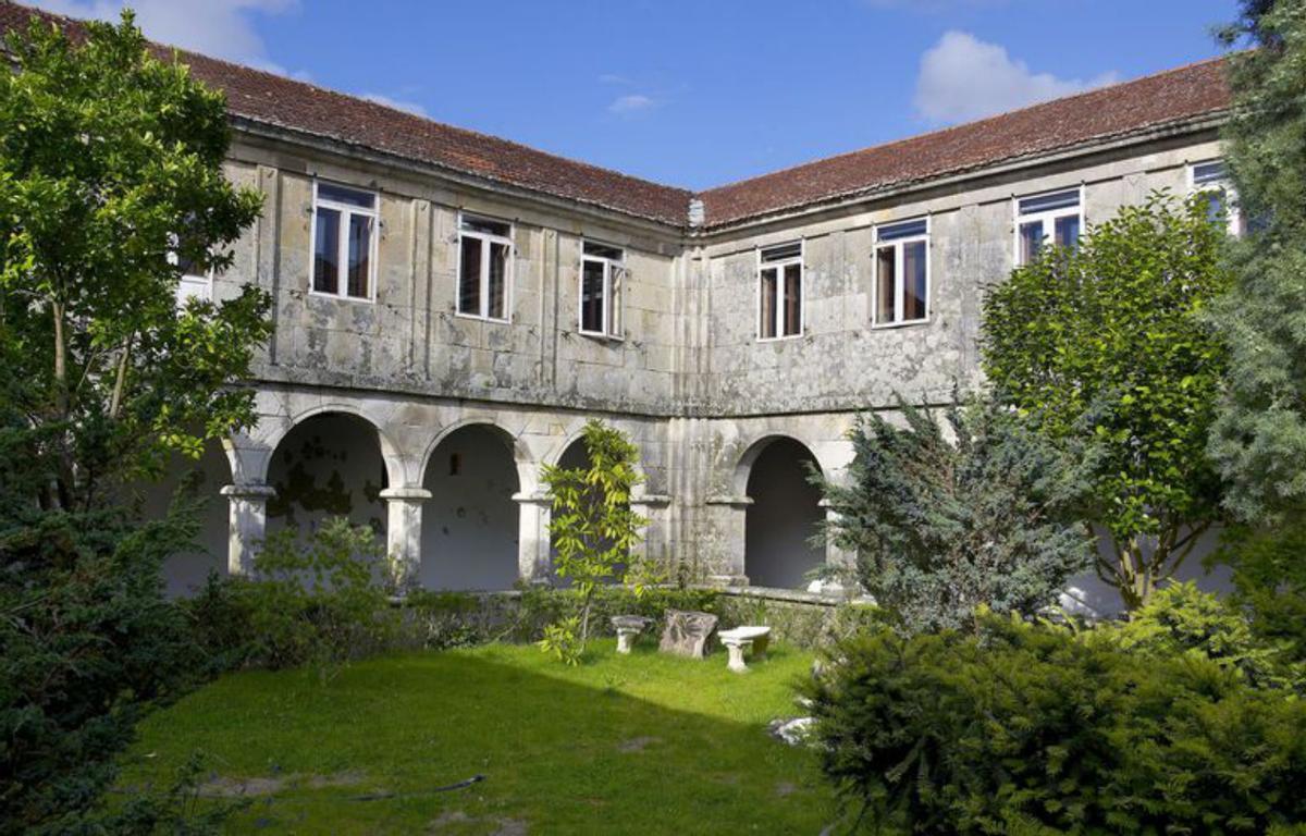 Panorámica do claustro do convento do Rosario de San Sadurniño.