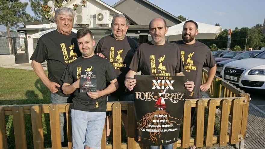 Parte de los organizadores del XIX Folk de Raíz, ayer, junto al restaurante Regatos. // Bernabé / Cris M.V.