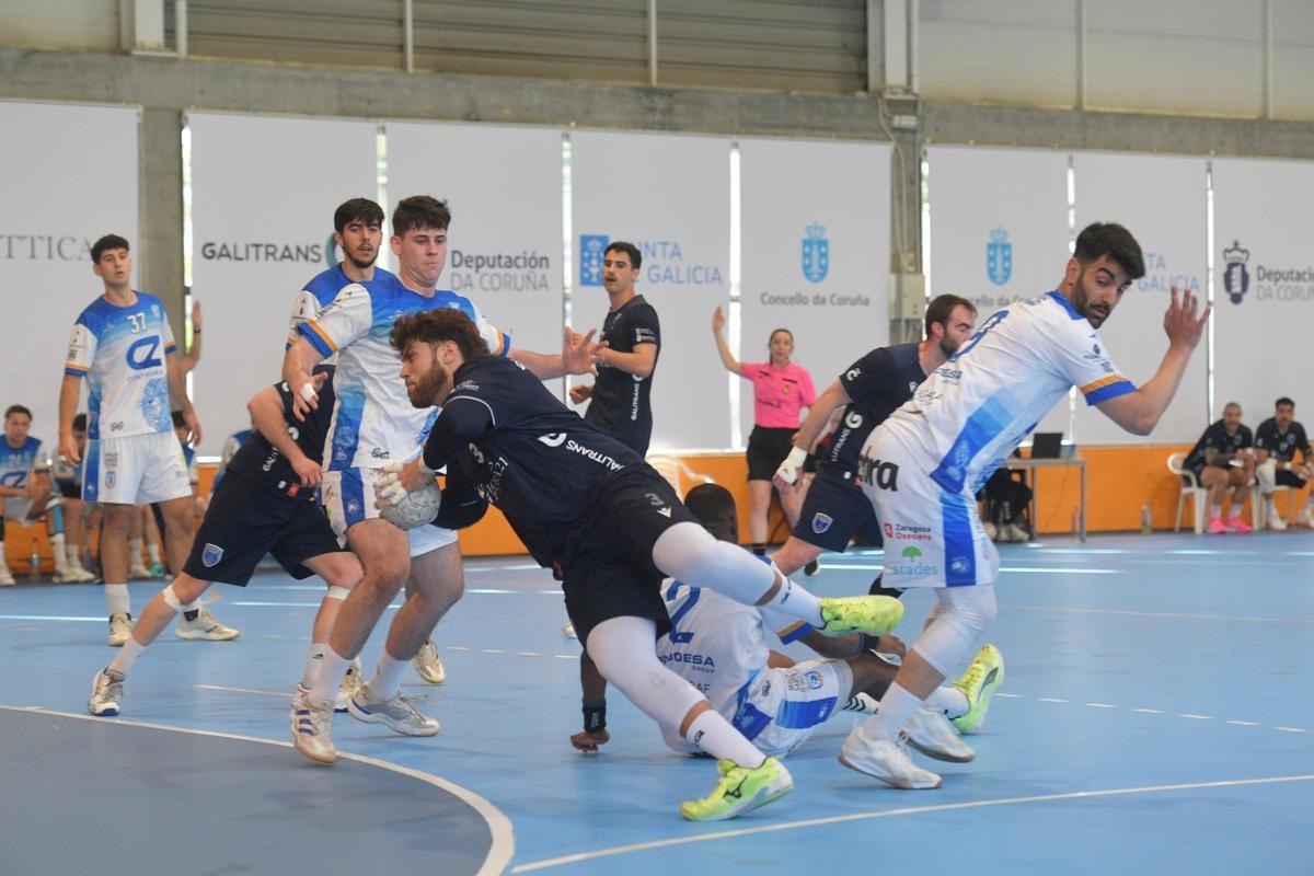 Diogo Freitas busca un lanzamiento en el OAR-Zaragoza.