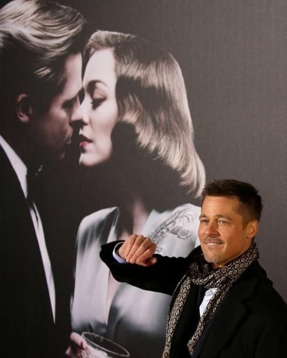 Brad Pitt posa en el estreno de 'Allied' en Madrid