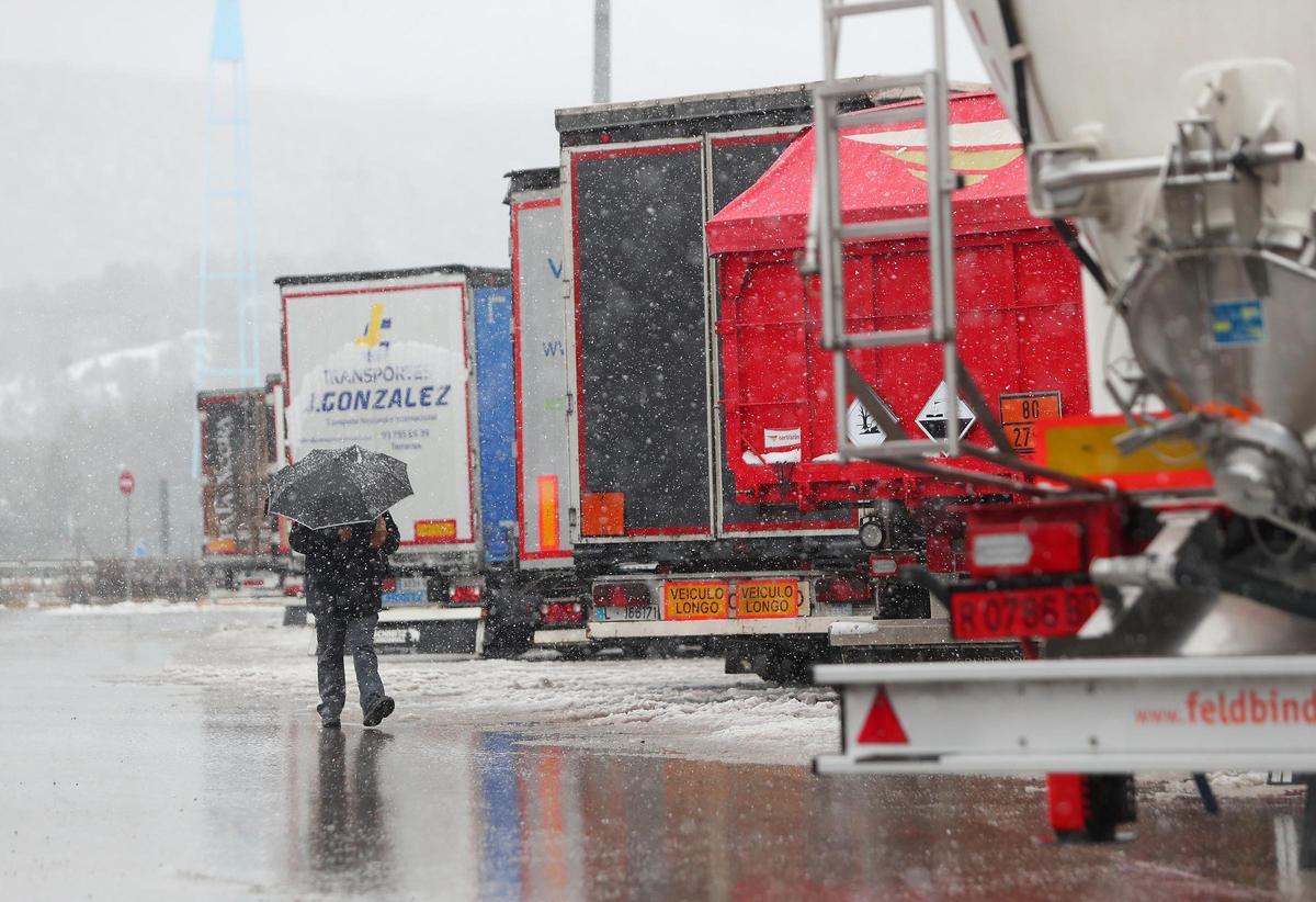 Numerosos transportistas permanecen atrapados en El Rebollar