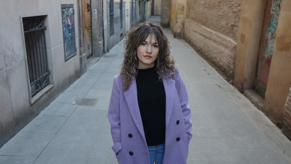 La escritora y periodista Laura Latorre, en las calles de Zaragoza.