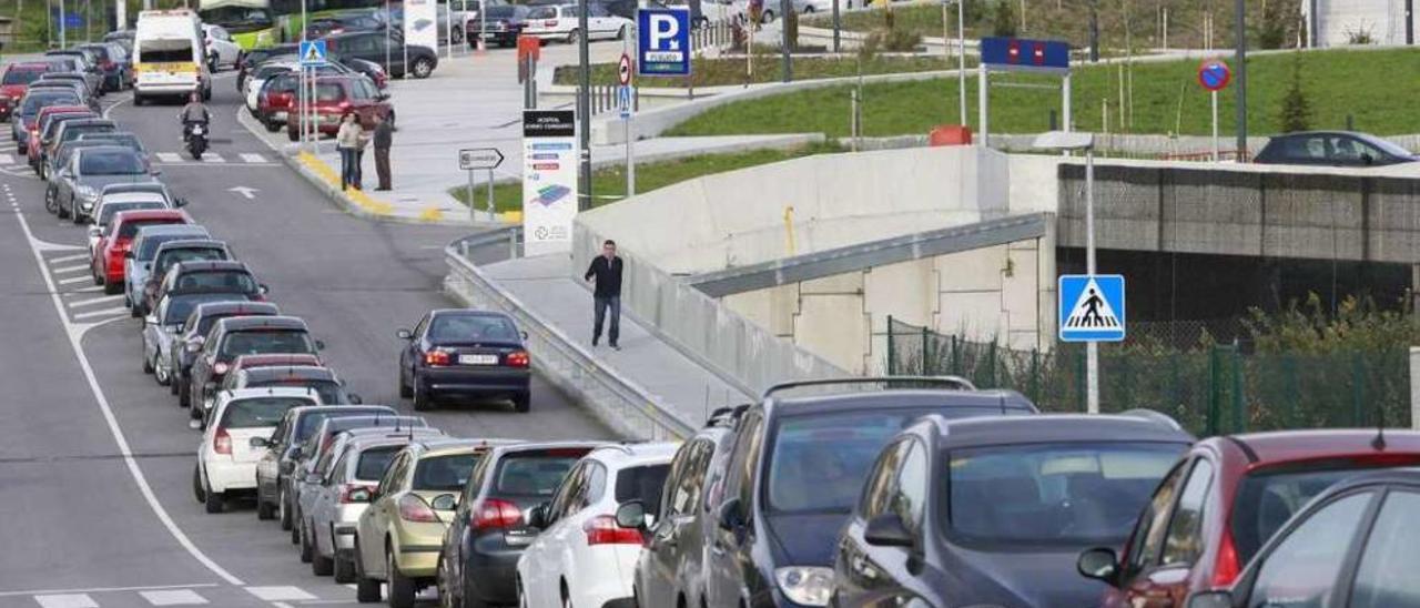 Una fila de vehículos mal estacionados, ayer, en el recinto del hospital Álvaro Cunqueiro. // José Lores