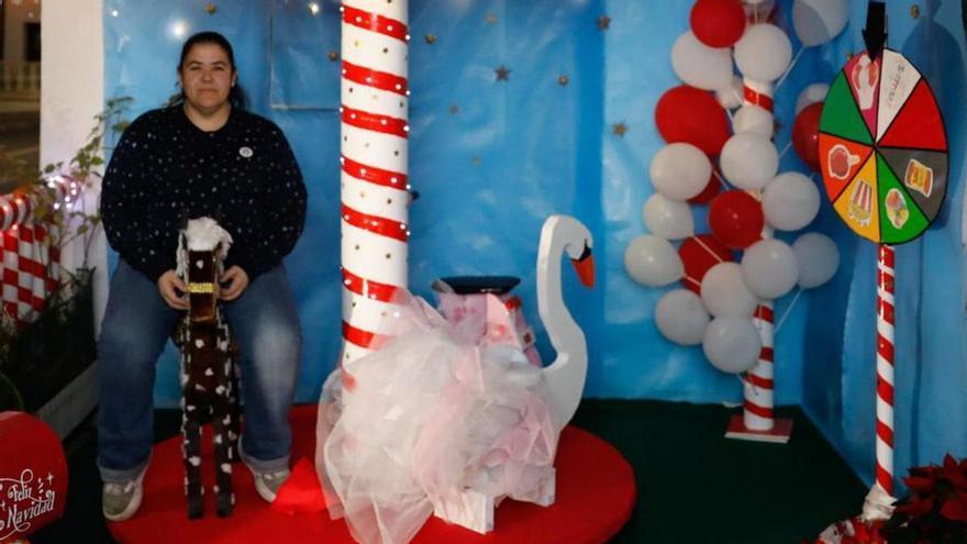 Andrea Martínez, en el tiovivo de su decoración navideña.