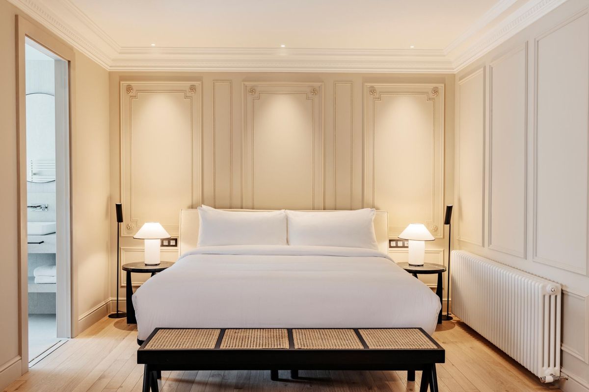 Dormitorio de la suite The Caesar, que cuenta también con salón independiente.