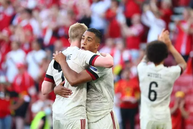 Bélgica remonta ante Dinamarca para llegar a octavos (1-2)