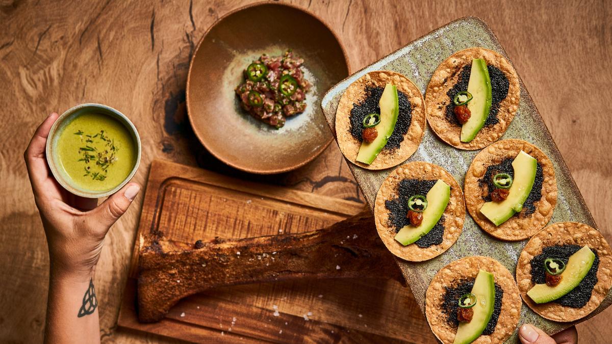 Barracuda MX. Tuétano a la brasa con tostadas de atún rojo toreado y emulsión de chiles serranos.