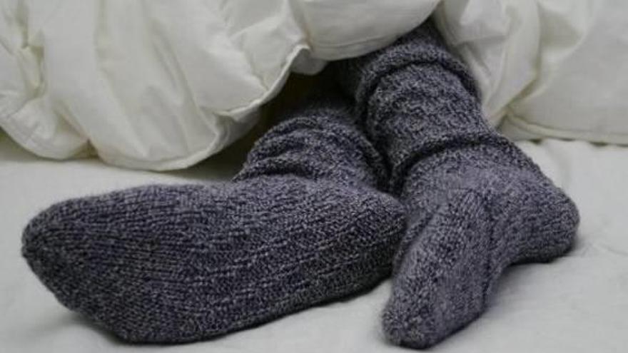 Moltes persones fredoliques opten per dormir amb mitjons
