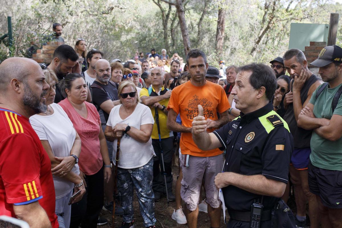 Els activistes han demanat la reobertura del camí de ronda al seu pas per Can Juncadella