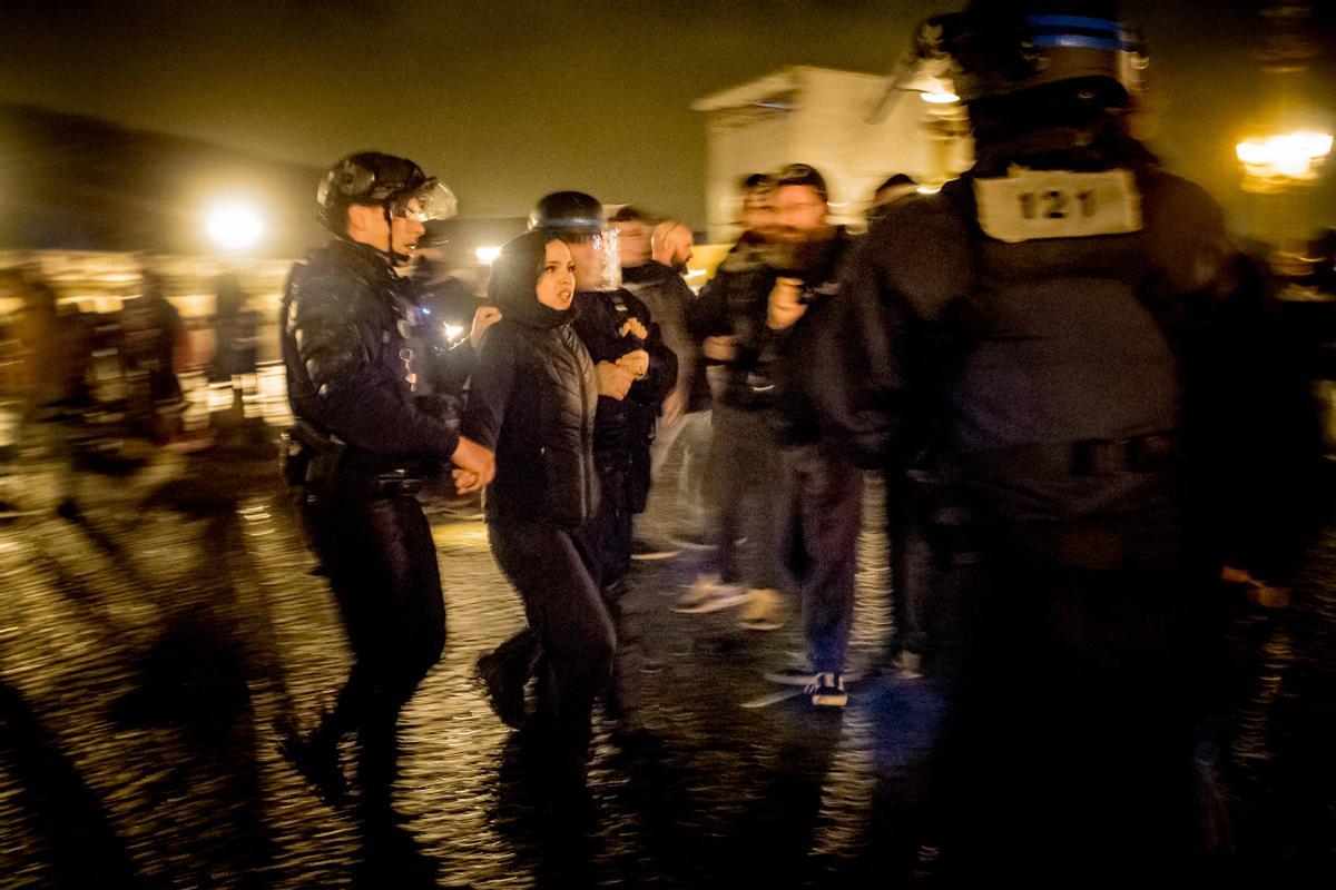 Detenidas 200 personas en París tras una noche de disturbios contra la reforma de las pensiones de Macron