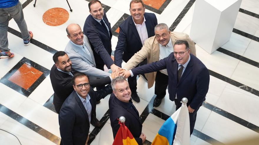 Representantes del Gobierno de Canarias y de las tres Federaciones, tras la firma del acuerdo. | | E.D.