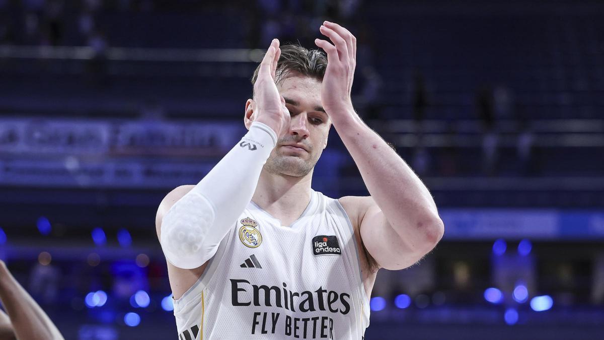 Hezonja aplaude tras un partido con el Madrid.