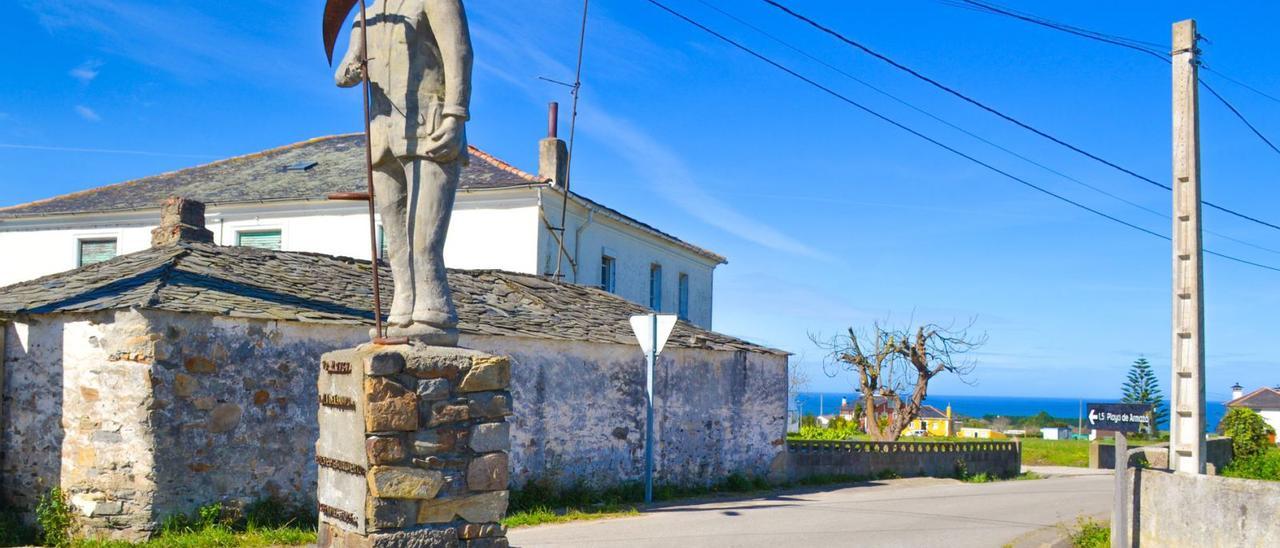 El pueblo del Occidente donde el campesino asturiano tiene su propia estatua: esta es su historia