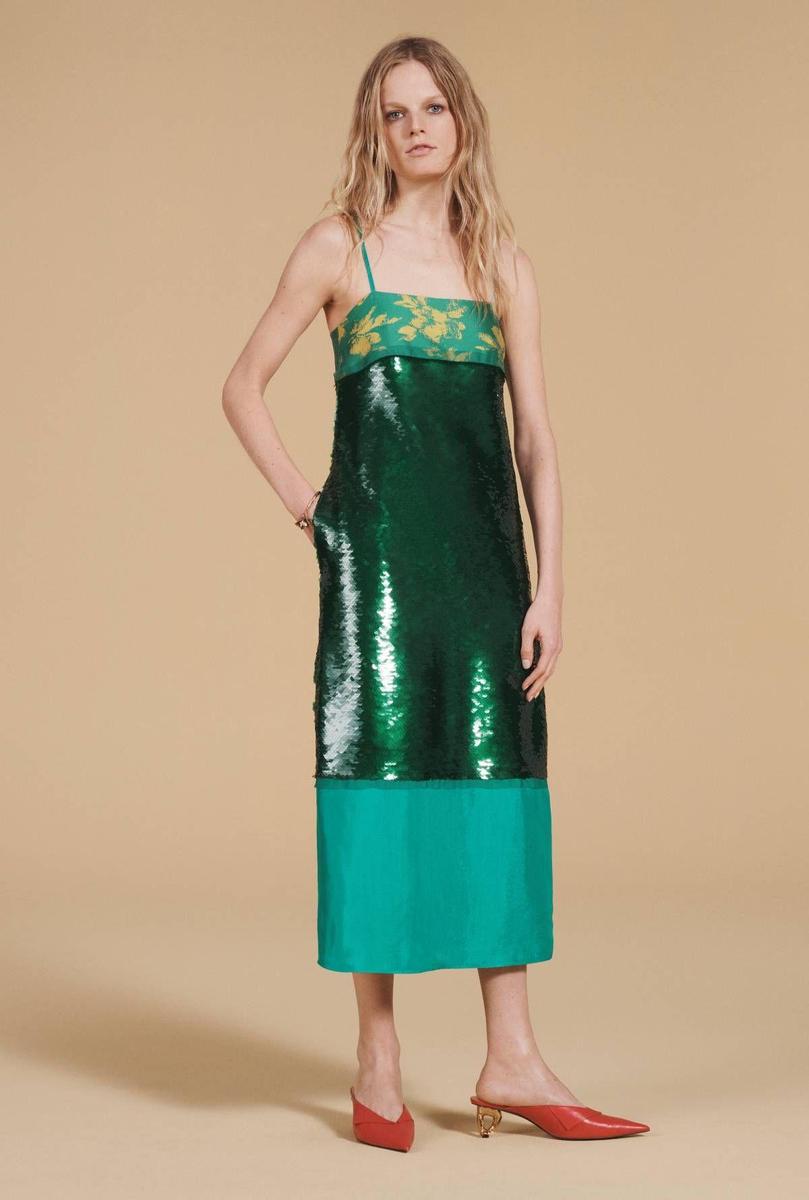 Vestido combinado con lentejuelas, de Zara Studio