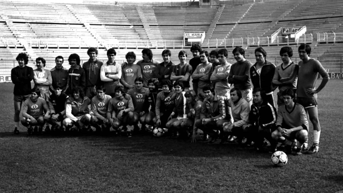 Johan Cruyff, en una foto de grupo tras su primer entrenamiento con el Levantye