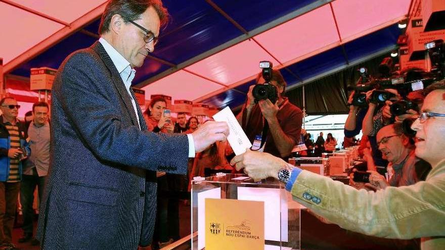 El presidente de la Generalitat, Artur Mas, emite su voto en el Camp Nou. // Andreu Dalmau (Efe)