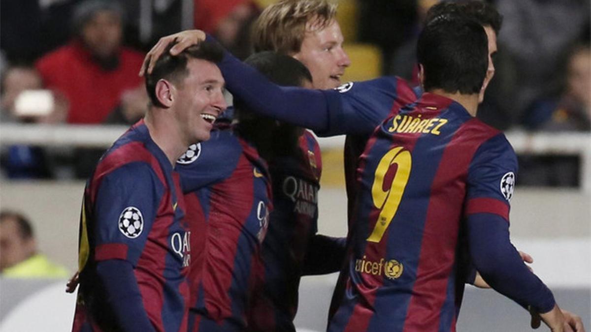 Messi celebra uno de sus goles con sus compañeros