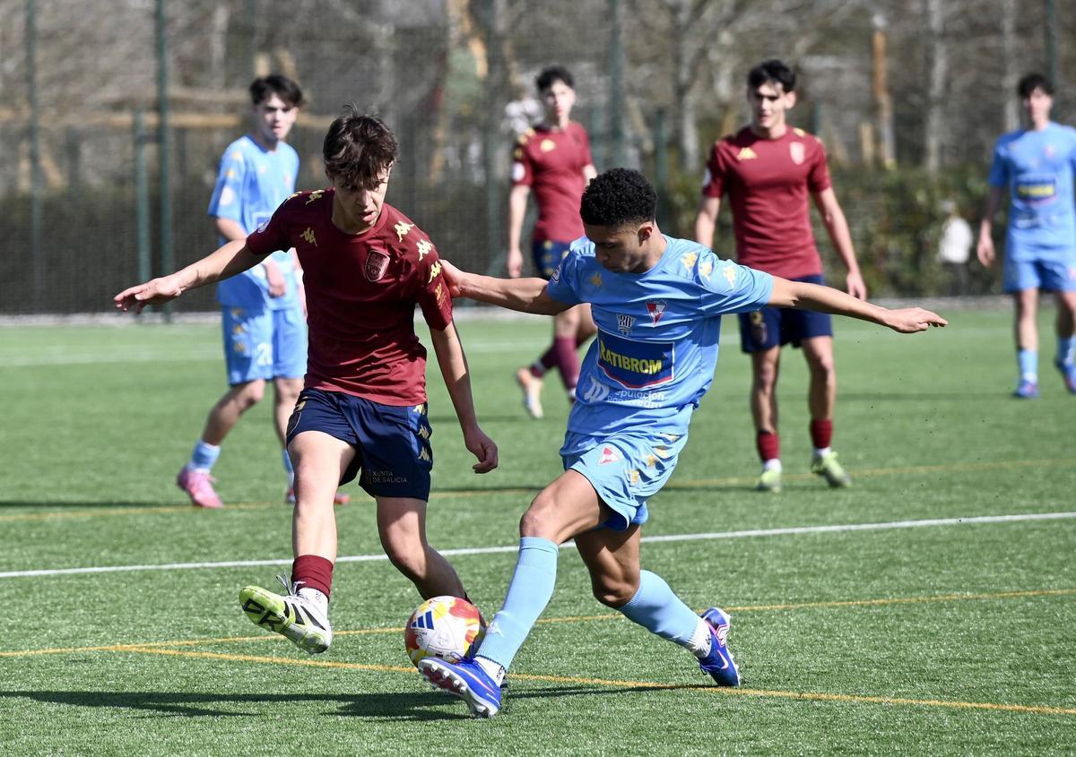 Una acción del duelo entre pontevedreses y vilagarcianos.