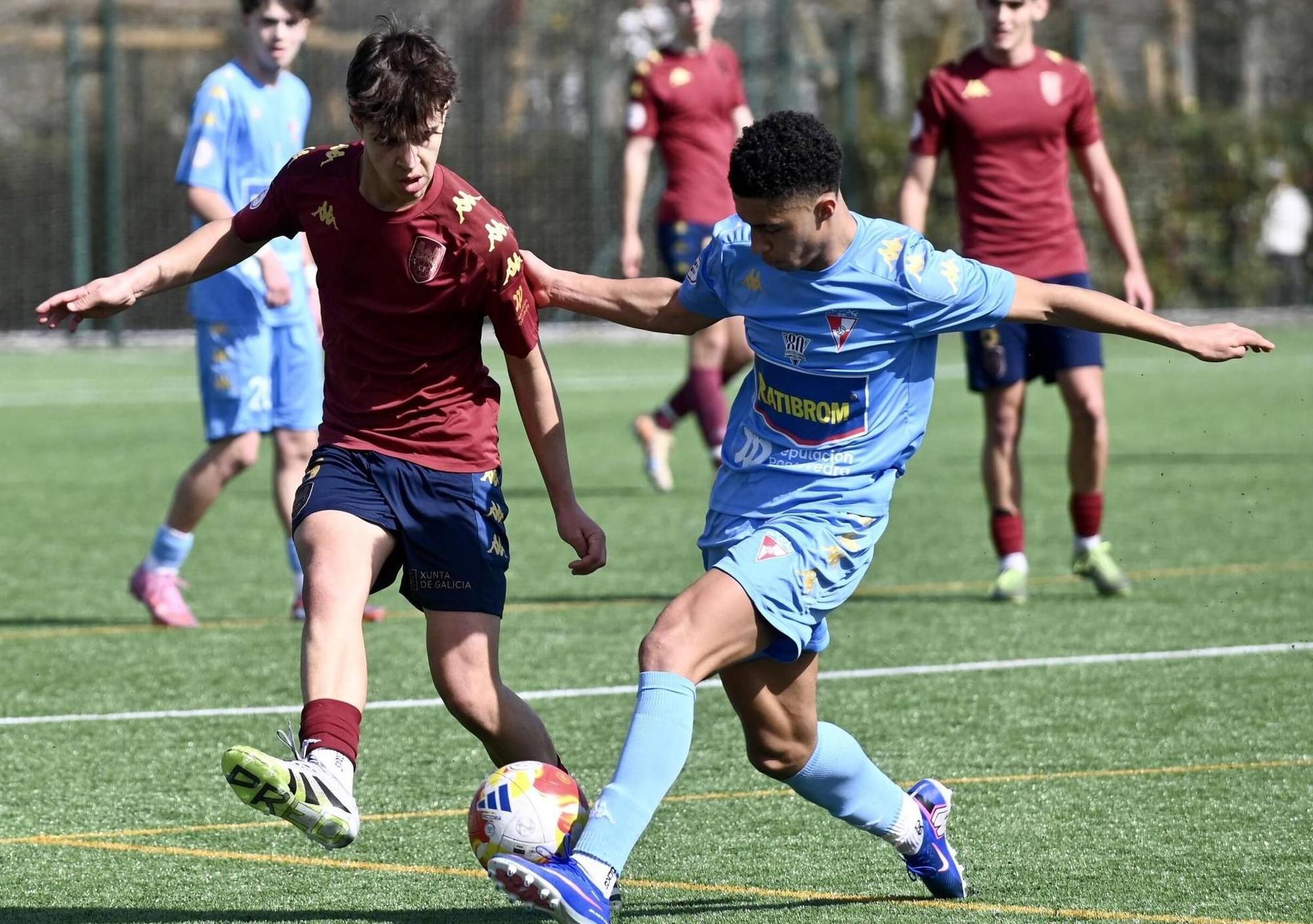 Una acción del duelo entre pontevedreses y vilagarcianos.