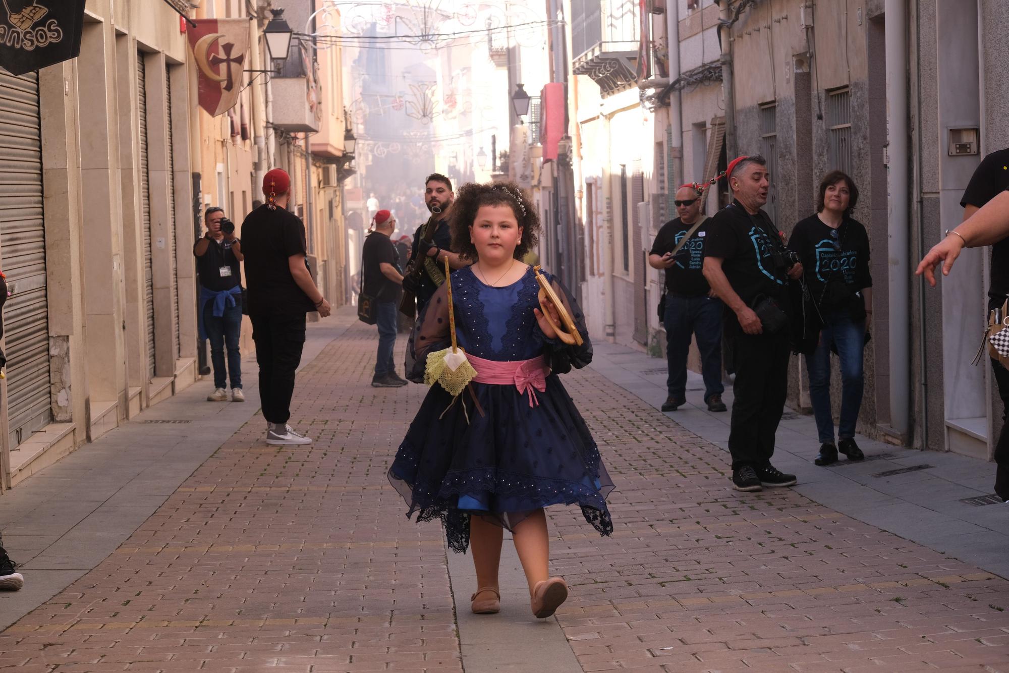 Fiesta de Els Capitans y desfile de abanderadas de Moros y Cristianos de Petrer, en imágenes