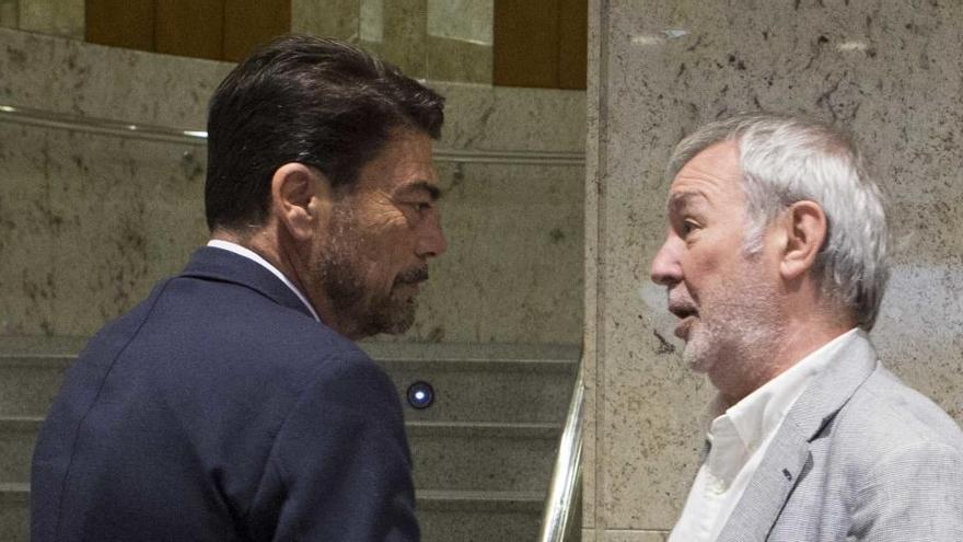 El alcalde de Alicante, Luis Barcala, conversa con el presidente de la Autoridad Portuaria de Alicante, Juan Antonio Gisbert, en una imagen de archivo.