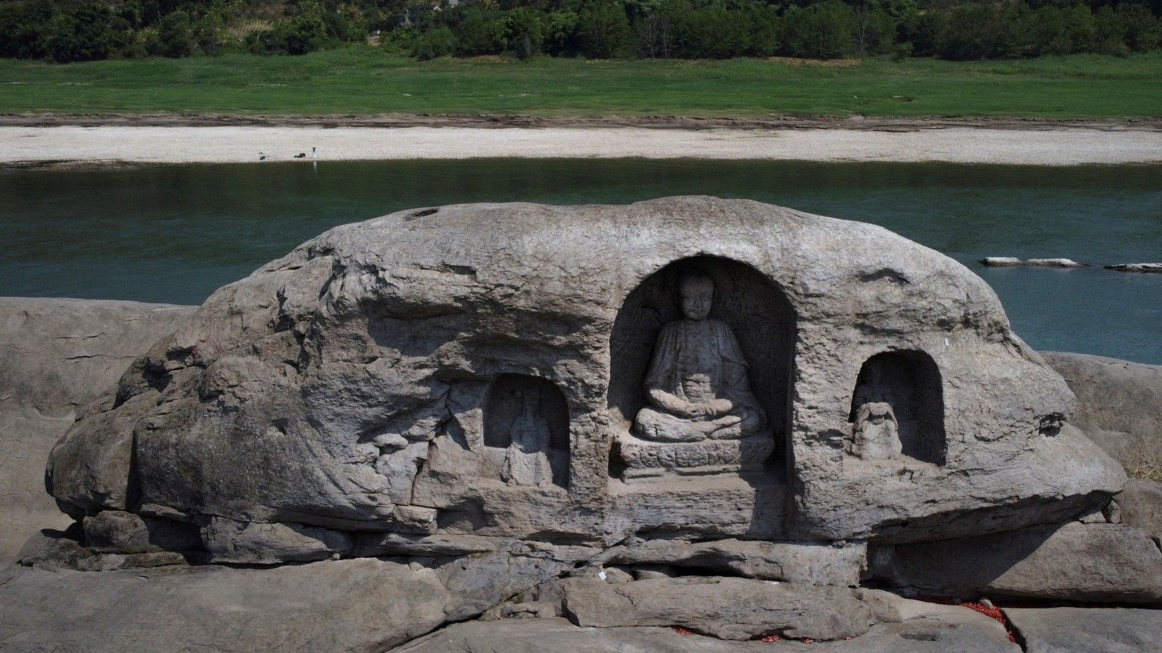 Una de las estatuas budistas de la isla de Foyeliang que han emergido tras secarse el río Yangtze, en China
