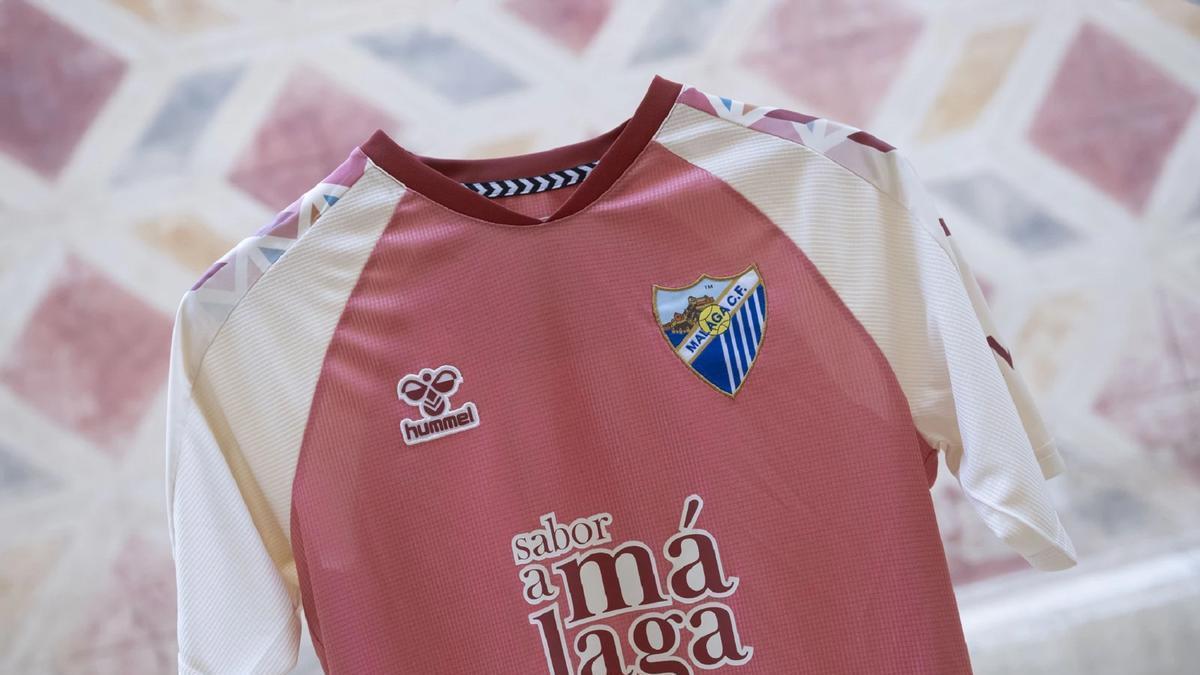 Imagen de la segunda camiseta del Málaga CF 26/27.