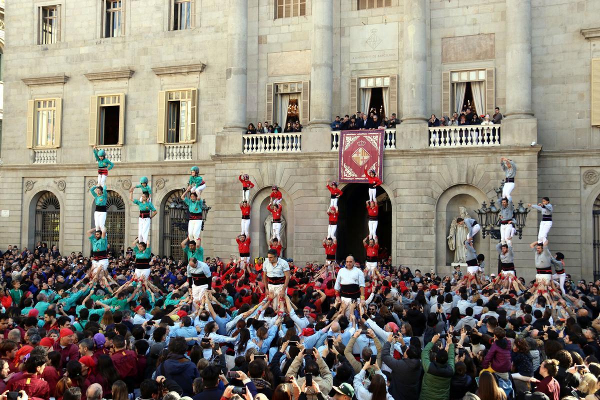 Diada castellera por las fiestas de Santa Eulàlia en la Plaça Sant Jaume, en Barcelona.