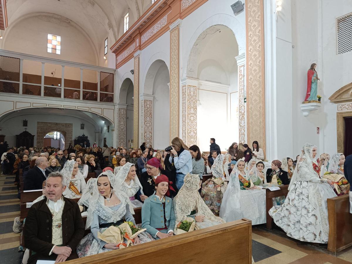 Las comisiones falleras en el interior de la parroquia.