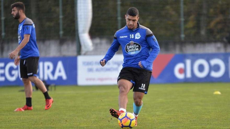 Bakkali golpea el balón ayer en Abegondo.