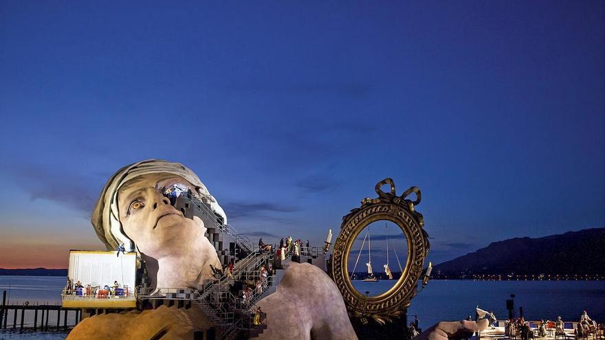 Llega a las pantallas de Alicante "Andrea Chénier", que sumerge una cabeza de 24 metros en el lago Constanza