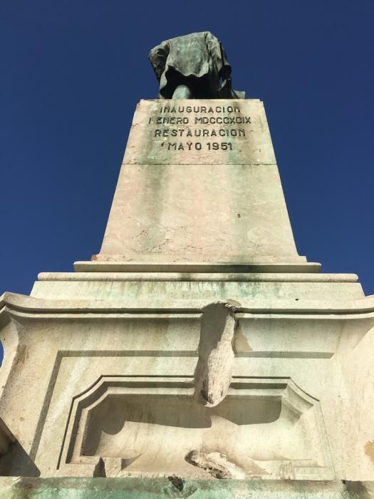 Desmontaje de la escultura 'Alegoría del Trabajo' del monumento de Larios.