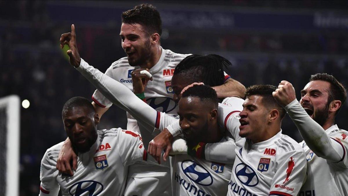 El Olympique de Lyon se lleva el derby ante el Saint Etienne con un doblete de Dembélé.