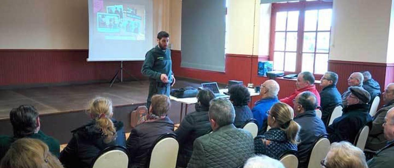 Charla informativa impartida en la tarde de ayer por efectivos de la Guardia Civil en Villapedre.