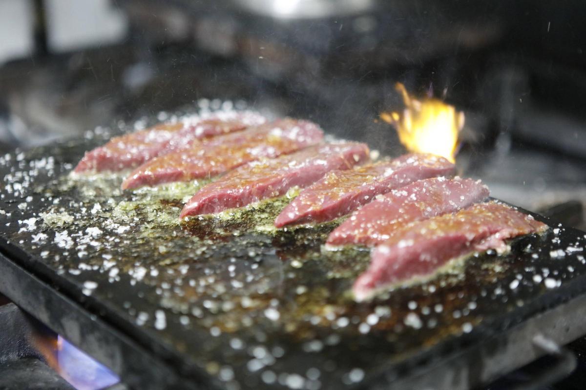 Strauß auf dem heißen Stein.