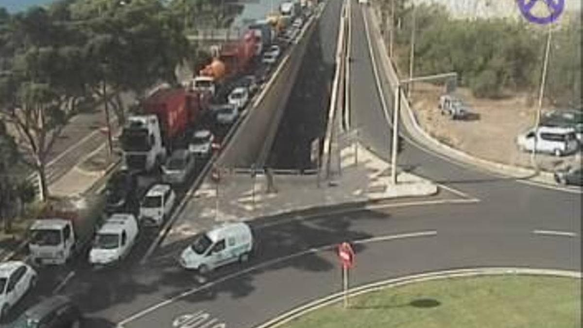 Retenciones en la entrada a Santa Cruz de Tenerife debido a que un camión ha perdido parte de la carga que transportaba.