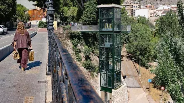 Así se encuentra el ascensor del paseo de Cervantes en Alcoy