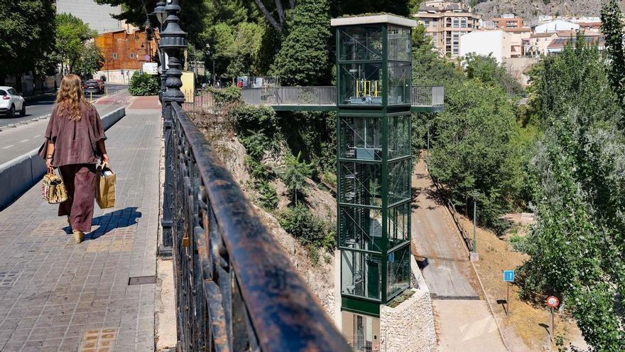 Así se encuentra el ascensor del paseo de Cervantes en Alcoy