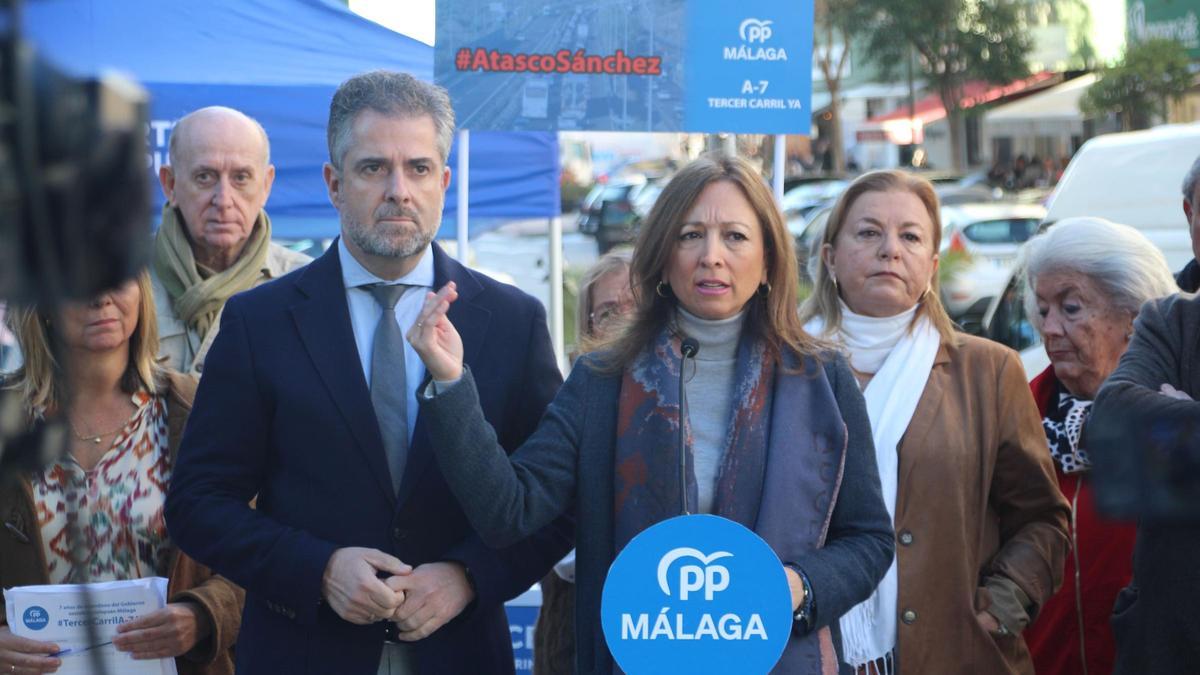 La presidenta del PP de Málaga, Patricia Navarro, junto al concejal Carlos Conde en una acción reivindicativa del tercer carril de la A7 celebrada en El Palo.